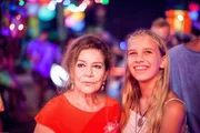 L-R: Anneliese Behrens (Hannelore Elsner), Leni Neuendorff (Lina H&uuml;esker).