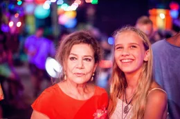 L-R: Anneliese Behrens (Hannelore Elsner), Leni Neuendorff (Lina H&uuml;esker).