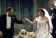 Mike verspricht Paul (Richard Kind, l.) und Claudia (Faith Prince, r.), die in Kürze heiraten wollen, ihre Hochzeit komplett zu organisieren. Mike verspricht Paul (Richard Kind, l.) und Claudia (Faith Prince, r.), die in Kürze heiraten wollen, ihre Hochzeit komplett zu organisieren.