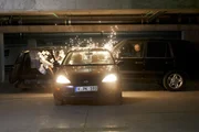 Der Wagen von Paul (Daniel Roesner, l.) und Semir (Erdogan Atalay) wird von einem Gangster (Janos Tieborcz, hinten) zerlegt...