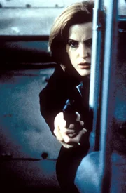 Special-Agent Scully (Gillian Anderson) h&auml;lt einen mehrfachen Kinderm&ouml;rder, der kurz davorsteht, ein weiteres M&auml;dchen umzubringen, in Schach.
