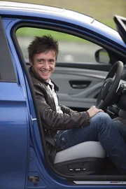 Richard Hammond ist mit dem neuen BMW M5 auf der "Top Gear"-Teststrecke unterwegs. Richard Hammond ist mit dem neuen BMW M5 auf der "Top Gear"-Teststrecke unterwegs.