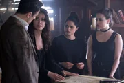 (v.l.n.r.) Harry Greenwood (Rupert Evans); Marisol (Valerie Cruz); Mel Vera (Melonie Diaz); Maggie Vera (Sarah Jeffery) (v.l.n.r.) Harry Greenwood (Rupert Evans); Marisol (Valerie Cruz); Mel Vera (Melonie Diaz); Maggie Vera (Sarah Jeffery)