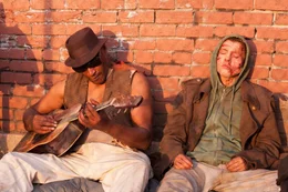Adam (Xavier Samuel) und Eddie (Tony Todd,l.).