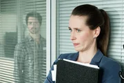 Heike (Katrin Hoeft) versucht weiterhin Tim (Lars Dickel) bewusst aus dem Weg zu gehen. Heike (Katrin Hoeft) versucht weiterhin Tim (Lars Dickel) bewusst aus dem Weg zu gehen.