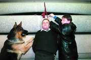 Böck (Heinz Weixelbraun) kann Albert Mahler (Robert Meyer) in letzte Minute das Leben retten - und das nur dank Rex' Hilfe. Böck (Heinz Weixelbraun) kann Albert Mahler (Robert Meyer) in letzte Minute das Leben retten - und das nur dank Rex' Hilfe.