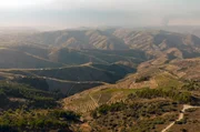 Die steilen Hänge des Douro-Tals, das als UNESCO-Weltkulturerbe anerkannt ist, sind terrassenförmig angelegt und wurden schon von den Römern für den Weinbau genutzt. Die steilen Hänge des Douro-Tals, das als UNESCO-Weltkulturerbe anerkannt ist, sind terrassenförmig angelegt und wurden schon von den Römern für den Weinbau genutzt.
