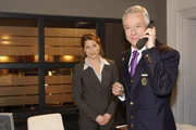 Marcel ist dankbar, als Karin sich für ihn als Postillon d'amour einsetzt: Karin Keller (Birge Funke, l.), Marcel Rehtaler (Thomas Engel, r.) Marcel ist dankbar, als Karin sich für ihn als Postillon d'amour einsetzt: Karin Keller (Birge Funke, l.), Marcel Rehtaler (Thomas Engel, r.)