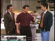 Joey (Matt LeBlanc, M.) versucht Ross (David Schwimmer, r.) und Chandler (Matthew Perry, l.) klarzumachen, dass sie ihm einen neuen Kühlschrank kaufen müssen. Joey (Matt LeBlanc, M.) versucht Ross (David Schwimmer, r.) und Chandler (Matthew Perry, l.) klarzumachen, dass sie ihm einen neuen Kühlschrank kaufen müssen.