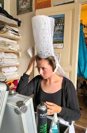Traditionell werden im Bigoudenland in der Bretagne Trachten mit Spitzhaube getragen.
