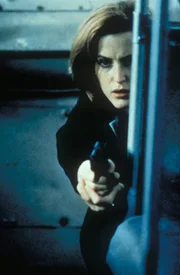 Scully (Gillian Anderson) h&auml;lt einen mehrfachen Kinderm&ouml;rder, der kurz davorsteht, ein weiteres M&auml;dchen umzubringen, in Schach.