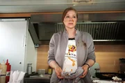In ihrem Bemühen, Christian selbstbewusst gegenüberzutreten, blamiert sich Tina (Franziska Arndt) total. In ihrem Bemühen, Christian selbstbewusst gegenüberzutreten, blamiert sich Tina (Franziska Arndt) total.