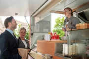 Tinas Versuch (Franziska Arndt) Christian (Sascha Rotermund) zu beeindrucken, geht völlig nach hinten los und endet in einer totalen Blamage. Tinas Versuch (Franziska Arndt) Christian (Sascha Rotermund) zu beeindrucken, geht völlig nach hinten los und endet in einer totalen Blamage.