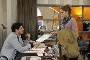 Unerwartet bekommt Nina (Maria Wedig, r.) ein Arbeitszeugnis von Luca (Manuel Cortez, l.). Und das, nachdem sie doch gerade von ihm persönlich gekündigt wurde ... Unerwartet bekommt Nina (Maria Wedig, r.) ein Arbeitszeugnis von Luca (Manuel Cortez, l.). Und das, nachdem sie doch gerade von ihm persönlich gekündigt wurde ...