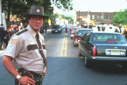 Freddy Heflin (Sylvester Stallone) ist auf einem Ohr taub und wurde nicht zum Dienst beim NYPD zugelassen.