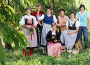 SF bi de L&uuml;t Landfrauenk&uuml;che - Gstaad BE Folge 17 Die Landfrauen: Christine Alder (Hallau SH), Heidi Schmid (Menzingen ZG), Priska Abegg (Steinerberg SZ), Elisabeth Raaflaub (Gstaad BE), Veronika Oswald (N&auml;fels GL), Heidi Ineichen (Wolfhalden AR), Diana Tscherry (Agarn VS)