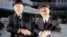 Legrain (Jean Gabin) und Balduin (Louis de Funes,, r.)  +++ Die Verwendung des sendungsbezogenen Materials ist nur mit dem Hinweis und Verlinkung auf RTL+ gestattet. +++