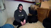 Hobby-Rapper Nico ist bereits arbeitslos seitdem er volljährig ist. Von seiner Heimatstadt Ulm hat er sich vor kurzem verabschiedet. Nun haust er in einem Kellerabteil von Verwandten... Hobby-Rapper Nico ist bereits arbeitslos seitdem er volljährig ist. Von seiner Heimatstadt Ulm hat er sich vor kurzem verabschiedet. Nun haust er in einem Kellerabteil von Verwandten...