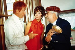 V.l.: Andr&eacute; Castagnier (Robert Dh&eacute;ry), Marie-B&eacute;atrice Fourchaume (Andr&eacute;a Parisy), Louis-Philippe Fourchaume (Louis de Fun&egrave;s)  +++ Die Verwendung des sendungsbezogenen Materials ist nur mit dem Hinweis und Verlinkung auf RTL+ gestattet. +++