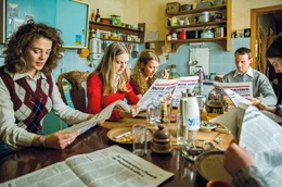 Als junge Frau bewegt sich Marie (Stella Holzapfel, 2.v.l.) in politisch linken Kreisen. Sie rebelliert zusammen mit Michael (Eric Langner), Aino (Nathalie Lucia Hahnen) und Clara (Ruth Weingarten, v.r.) gegen ihren Vater und den Muff der Nachkriegsjahre.