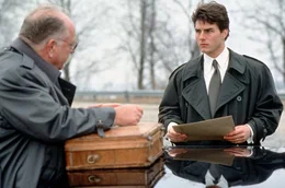 Mitch (Tom Cruise, re.) wird vom Sicherheitsexperten der "Firma", William Devasher (Wilford Brimley, li.), unter Druck gesetzt. Sollte er dem FBI etwas erz&auml;hlen, wird seine Frau Abby unangenehme Post erhalten ...