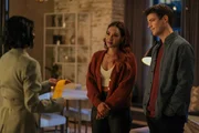 (v.l.n.r.) Dr. Meena Dhawan (Kausar Mohammed); Iris West-Allen (Candice Patton); Barry Allen (Grant Gustin)