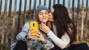 Liebe und Bindung können im digitalen Zeitalter erschwert sein. Liebe und Bindung können im digitalen Zeitalter erschwert sein.