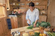 Nurcan freut sich auf ihre Schwester aus München, die bald zu Besuch kommt, wie üblich zur Erntezeit. Nurcan freut sich auf ihre Schwester aus München, die bald zu Besuch kommt, wie üblich zur Erntezeit.