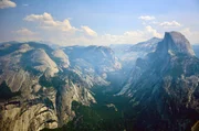 Der Yosemite-Nationalpark liegt etwa 300 Kilometer östlich von San Francisco. Der Yosemite-Nationalpark liegt etwa 300 Kilometer östlich von San Francisco.