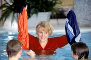 Nikola (Mariele Millowitsch) hat die Nase voll: kurzerhand klaut sie den beiden kleinen Nervens&auml;gen in dem Hotelschwimmbad die Badehosen und macht ihnen klar, dass sie sich zum Teufel scheren sollen.