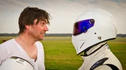 "Blur"-Bassist Alex James (l.), heutiger Protagonist in "Das preiswerte Auto", mit "The Stig". "Blur"-Bassist Alex James (l.), heutiger Protagonist in "Das preiswerte Auto", mit "The Stig".