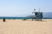 Strand in Santa Monica: Hauptattraktion der Stadt ist der Santa Monica Pier mit dem schon von weitem sichtbaren Freizeitpark.
