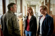 Paul (Daniel Roesner, r.) und Jenny (Katrin Heß) befragen Emmo (Michael Roll) nach dem Firmen-SUV, der an den Unfällen beteiligt war. Paul (Daniel Roesner, r.) und Jenny (Katrin Heß) befragen Emmo (Michael Roll) nach dem Firmen-SUV, der an den Unfällen beteiligt war.
