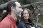 Gilad Bino (li.) leitet Studien- und Forschungsexpeditionen, bei denen Schnabeltiere untersucht und in andere Gegenden Australiens umgesiedelt werden sollen. Tahneal Hawke (re.) unterst&uuml;tzt ihn dabei.