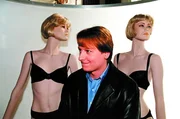Christian Böck (Heinz Weixelbraun) und Kommissar Brandtner ermitteln in einer Bademoden-Firma. Christian Böck (Heinz Weixelbraun) und Kommissar Brandtner ermitteln in einer Bademoden-Firma.