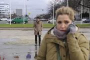 Nina (Maria Wedig, r.) l&auml;sst Luca (Manuel Cortez, l.) f&uuml;r Jojo stehen und bekr&auml;ftigt damit ihren Entschluss, ihm zuk&uuml;nftig aus dem Weg zu gehen ...