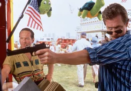 ARD COP LAND (cop land), USA 1997, Regie James Mangold, am Donnerstag (01.03.12) um 00:30 Uhr im Ersten. Auf dem Jahrmarkt f&uuml;hrt der korrupte Polizist Jack (Robert Patrick) seine Schie&szlig;k&uuml;nste vor.