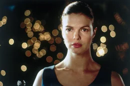 Abby (Jeanne Tripplehorn) ahnt, dass die &bdquo;Firma&rdquo;, f&uuml;r die ihr Mann arbeitet, nichts Gutes im Schilde f&uuml;hrt.