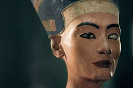 &Auml;gyptens prominentestes Kunstwerk ist gleichzeitig Deutschlands bekannteste Museumsikone: die B&uuml;ste der K&ouml;nigin Nofretete im &Auml;gyptischen Museum in Berlin.