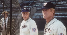 Eine Schussverletzung hat die Karriere des Baseballspielers Roy Hobbs (Robert Redford, r.) j&auml;h beendet. Coach Red Blow (Richard Farnsworth, M.) ist eher skeptisch als Rob das Training wieder aufnehmen will ...
