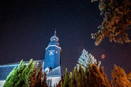 Blick auf eine n&auml;chtliche Dorfkirche