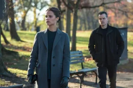 Heather Lee (Alicia Vikander, l.); Jason Bourne (Matt Damon, r.)
