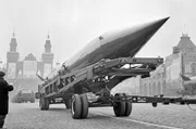 Machtdemonstration der Supermächte: Zurschaustellung einer sowjetischen Interkontinentalrakete auf dem Roten Platz in Moskau. Machtdemonstration der Supermächte: Zurschaustellung einer sowjetischen Interkontinentalrakete auf dem Roten Platz in Moskau.