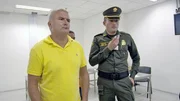 Passagier wartet darauf, dass sein Gepäck kontrolliert wird. Passagier wartet darauf, dass sein Gepäck kontrolliert wird.