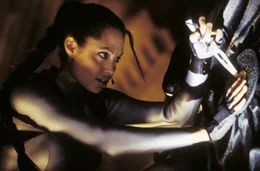Lara Croft (Angelina Jolie).