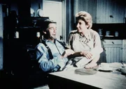 John (Ralph Waite, l.) und Olivia Walton (Michael Learned, r.) beratschlagen, was mit den Zirkusleuten geschehen soll, die sich in ihrer Scheune eingenistet haben. John (Ralph Waite, l.) und Olivia Walton (Michael Learned, r.) beratschlagen, was mit den Zirkusleuten geschehen soll, die sich in ihrer Scheune eingenistet haben.