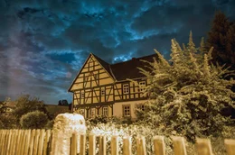 N&auml;chtliches Fachwerkhaus mit Vorgarten