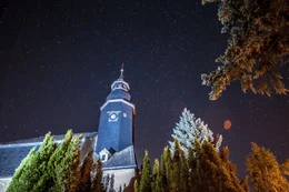 Blick auf eine n&auml;chtliche Dorfkirche