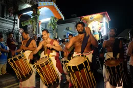 Vielfalt gilt auf den Seychellen als gr&ouml;&szlig;ter Wert - nicht nur bei der faszinierenden Tierwelt. Auf der Inselgruppe im Indischen Ozean ist kulturelle Diversit&auml;t das zentrale Motto.*Die Seychellen sind weit mehr als ein blo&szlig;er Urlaubstraum aus Sonne, Strand, Meer und Farben. Der &uuml;beraus vitale Inselstaat bietet ein wahres "Mosaik der Weltbev&ouml;lkerung". In diesem doppelten Sinn spiegelt auch die Gesellschaft der "Seychellois" ein Meer von Farben.*Unbeirrt von der Hitze des Feuers h&auml;lt Ilris Marie seine "tambour Moutya" &uuml;ber die Flammen. Damit wird die Bespannung aus Ziegenhaut gestimmt. Die Trommel soll Stakkato-artige Kl&auml;nge hervorbringen. Ihr schwei&szlig;treibender Rhythmus symbolisiert den afrikanischen Herzschlag des Inselarchipels. Der zahnlose Altmeister genie&szlig;t sichtlich den Moment der Aufmerksamkeit. Jetzt ist er wieder der Star seiner Jugendtage: "Die Moutya-Trommel hat mir viel Verehrung eingebracht", sagt er verschmitzt am n&auml;chsten Tag am t&uuml;rkisblauen Strand.Wer die T&auml;nze am Vorabend mitverfolgt hat, kann sich vorstellen, worauf Ilris anspielt. Beim Musikfestival auf Praslin, der zweitgr&ouml;&szlig;ten Seychelleninsel, dominieren zwar die neuen Musikstile wie der allgegenw&auml;rtige Reggae und Sega, die karibische und europ&auml;ische Elemente in sich aufnehmen, aber die alten Traditionen aus der Sklaverei heizen die Stimmung immens auf. Hier wird deutlich, dass die Seychellen weit mehr sind als ein blo&szlig;er Urlaubstraum im Indischen Ozean. Sie sind ein &uuml;beraus vitaler Inselstaat, dessen kulturelle Vielfalt der biologischen Diversit&auml;t mehr als ebenb&uuml;rtig ist - ein wahres "Mosaik der Weltbev&ouml;lkerung".Vielfalt gilt auf den Seychellen als eigentliche Existenzgrundlage. Staat und Gesellschaft sind auf diesem Fundament aufgebaut. Das symbolisiert schon die mehrfarbige Nationalflagge. Der Stolz auf ein friedliches und gl&uuml;ckliches Zusammen-leben wird in vielen Gespr&auml;chen deutlich. Er eint die Angeh&ouml;rigen der alten Elite, wie den Minister f&uuml;r Tourismus, mit den Rastas vom kleinen Ort La Misčre, wie den Reggae-Star Jahrimba, dessen Vorfahren zum Teil von der ehemals versklavten afrikanischen Bev&ouml;lkerung abstammen. Selbst w&auml;hrend der fast vier Jahrzehnte w&auml;hrenden autokratischen Herrschaft der "Seychelles Peoples United Party" blieb das Prinzip der kulturellen Einheit unangetastet. Seit den ersten freien Wahlen im Jahr 2016 besteht aber auch Hoffnung auf eine politische Vielfalt und eine echte Mehrparteiendemokratie.Den kritischen Stimmen der K&uuml;nstler verdankt sich dieser neugewonnene Mut der Zivilgesellschaft zu einem guten Teil. Vor allem die lokale Spielweise des karibischen Reggaes hat zu einer kreolischen Aufbruchsstimmung beigetragen. Viele sehen darin eine R&uuml;ckbesinnung auf das einende Element einer spezifischen Identit&auml;t als "Seychellois". "Einheit in Vielfalt" gilt auf den Seychellen nicht blo&szlig; als offizielles Staatsmotto. Sie wird von der Gesamtbev&ouml;lkerung als Grundlage der friedlichen Koexistenz und wirtschaftlichen Entwicklung verstanden. Damit kann der Insel-archipel als Beispiel daf&uuml;r dienen, dass ein fruchtbarer Umgang mit Vielfalt nicht blo&szlig; als Last oder Problem verstanden werden kann, sondern als wahrer Aktivposten. Der Fokus liegt auf dem Gemeinsamen, nicht auf dem Trennenden. Das zeigt sich besonders beim wichtigsten und gr&ouml;&szlig;ten Kultur-Fest des Landes - dem j&auml;hrlichen Festival Kreol.Eine Woche lang beherrschen die unterschiedlichen Musikstile, Tanzformen und kulinarischen K&ouml;stlichkeiten das Leben auf den Inseln. Die mitrei&szlig;enden Rhythmen der unterschiedlichen Kulturen relativieren das Klischeebild einer nur aus Wellen, t&uuml;rkisblauen Ufern an einsamen Str&auml;nden und romantischen Granitfelsen bestehenden Inselwelt. Zugleich spiegelt sich die auch aus Sicht der "Seychellois" "paradiesische", nat&uuml;rliche, nachhaltige Vielfalt mit ihrer tropischen und marinen Tierwelt selbstredend in Musik und Tanz wider...
