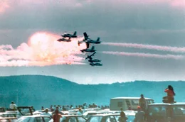 Planes of an Italian aerobatics team collide over the U.S. Air Base Ramstein, Germany, before crashing into the crowd and killing 70 people.